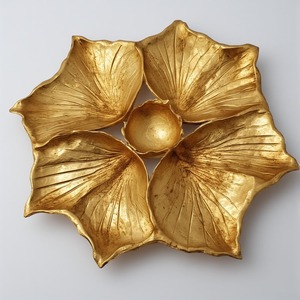 Assiette de charge de luxe en verre d'aluminium fabriquée à la main serveur de fruits secs compartiments de feuilles interconnectés finition or antique conçue - Product Image 1