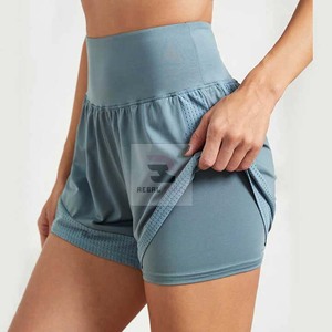 Pantalones cortos deportivos para correr de doble capa de LICRA para mujer personalizados 2 en 1 pantalones cortos de yoga y gimnasio - Product Image 3