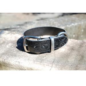 Collar de perro en relieve, estampado Geo, 38mm, negro - Product Image 4
