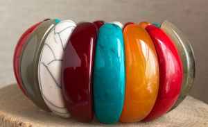 Bracelet tendance élégant en résine de couleur personnalisée Bracelet transparent de haute qualité Bracelets de manchette antiques pour femmes Minimaliste - Product Image 4