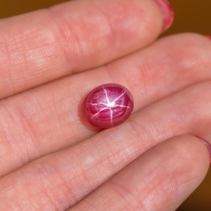 Mehrajudin Gems Rubis étoilé, pierre précieuse en vrac, cabochon ovale 11.5x9.4mm (6.95 Carat), traité par cirage/huile, pierre de naissance de juillet - Product Image 3