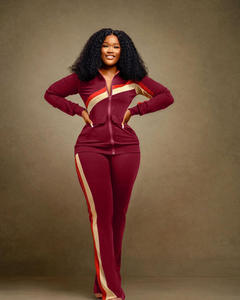 Sudadera corta con capucha de alta calidad personalizada OEM para mujer, ropa deportiva para correr, chándal, ropa de entrenamiento físico para gimnasio, conjunto de 2 piezas - Product Image 1