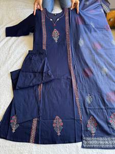 Ensemble Kurta en coton pur imprimé à la main, style ethnique, coupe droite, avec pantalon et dupatta, motifs de col, choli pour femme, vente en gros - Product Image 3