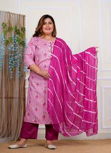 Ensemble Kurta en rayonne imprimé floral rose grande taille avec détail de bouton Potli, col rond et manches 3/4, style longueur mollet - Product Image 2