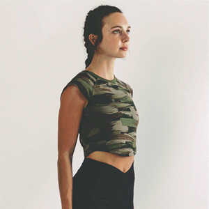 Performance Fit-top ajustado con cuello redondo para mujer, 95% algodón, 5% licra, mangas ajustadas, cuello redondo en forma de raglán, camisetas cortas opacas con dobladillo redondo - Product Image 3