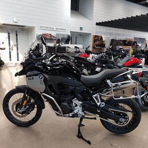 มอเตอร์ไซค์ใหม่ปี 2026 F 900 GS Adventure สีดำเมทัลลิก ผ่านการรับรองและตรวจสอบแล้ว - Product Image 1