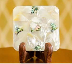 Posavasos redondos hechos a mano con superficie texturizada diseñados para la decoración interior del hogar y la elegante presentación de la mesa de comedor - Product Image 1