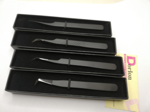Pince à cils de couleur noire mate de marque privée avec pince à épiler à pointe en fibre de finition plasma noire pour l'extension des cils - Product Image 2