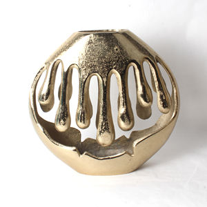 Vase à fleurs en aluminium moulé avec un design moderne, parfait pour la décoration de la maison et l'exposition d'arrangements floraux frais de manière magnifique - Product Image 3