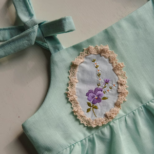 Vestido de lino suave bordado a mano para niñas, estilo informal para el primer cumpleaños de niños pequeños, OEM hecho en Vietnam - Product Image 3