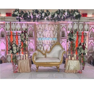 Decoración de Escenario para Ceremonia de Boda del Sur de la India, Decoración de Escenario de Boda India en Blanco y Dorado, Pilares Tradicionales Estilo Jharokha para Bodas - Product Image 1