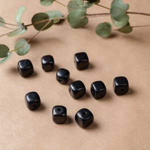 Perla de shungita pulida en forma cúbica, aproximadamente 0.47 pulgadas (12 mm), agujero de 0.07 pulgadas (1.8 mm) - Product Image 1