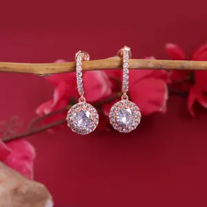 Pendientes de Halo con Baño de Oro Rosa y Circonita Cúbica, Joyería de Moda para Mujer - Product Image 1