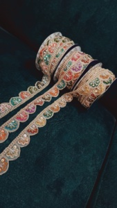 Tela de encaje bordado floral colorida vibrante y detallada con patrones intrincados, perfecta para la moda de alta gama - Product Image 4