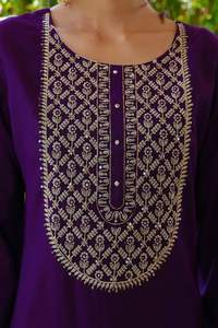 Ensemble de pantalons Kurta chauds et récents en tissu rayonne à manches longues pour femmes pour une occasion décontractée et spéciale par exportation en Inde - Product Image 4