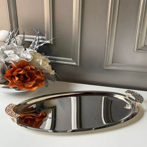 Bandeja de Servicio Decorativa de Metal Pulido con Borde Martillado y Diseño de Anillo Dorado, Apta para Contacto con Alimentos, para Uso en el Hogar y Restaurantes - Product Image 6