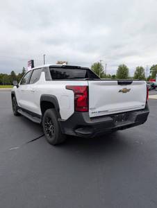 Chevrolet Silverado EV AWD Work Truck 4 portes, cabine double, 5,9 pieds de long, 4 roues motrices, modèle 2017 à 2024, occasion, bon état, à vendre. - Product Image 3