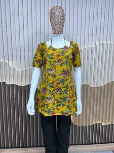 Top floral moutarde élégant avec un look décontracté en jean - Product Image 4