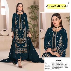 Impresionante colección de invierno 9000 vestido de terciopelo para mujer con bordado pesado y trabajo de lentejuelas de 3mm Ideal para ocasiones festivas - Product Image 2