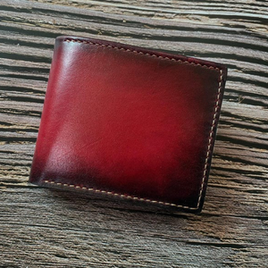 Tarjetero de Cuero Rojo Hecho a Mano para Hombre, con Hilo Decorativo, Costuras en Negro, Color Personalizado, Regalo Personalizado - Product Image 2
