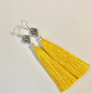 Boucles d'oreilles à pompons avec breloques nœud magique faites à la main / Boucles d'oreilles en argent sterling / Boucles d'oreilles bohèmes à franges et pompons - Or - Longues - Product Image 2