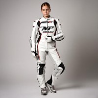 Traje de cuero de motocicleta de dos piezas personalizado para niños, tamaño y ajuste a medida, colores, posicionamiento de armadura, logotipos y parches personalizados