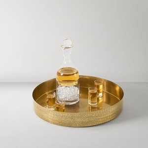 Bandeja Redonda Moderna con Diseño Repujado de Cocodrilo, Ideal para Servir Invitados con Estilo o como Centro de Mesa para tu Bar o Comedor - Product Image 1