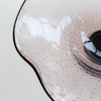Bixuan Licht Roze Gepunte Textuur Mondgeblazen Kunstglas Schaal met Zwarte Rand, Gegolfde Rand, Voet, Fruitplateau, Tafeldecoratie