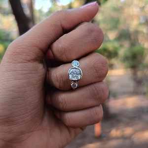 Trois pierres lunette ensemble bague de mariage 2.0CTW coussin coupe Moissanite côté rond bague de fiançailles cadeau d'anniversaire 925 argent Sterling - Product Image 4