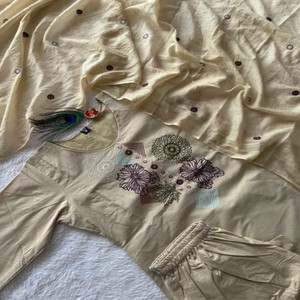 Conjunto Kurti Bordado en Algodón Puro VASTRA COTTAGE con Dupatta de Algodón Mul, Color Crema, Trabajo de Hilo, Ropa Étnica de Diseñador para Mujer - Product Image 2