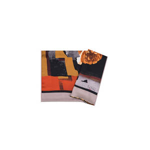 Écharpe en soie à imprimé numérique vintage de luxe - Longue écharpe en satin de créateur pour le printemps et l'été - Product Image 1