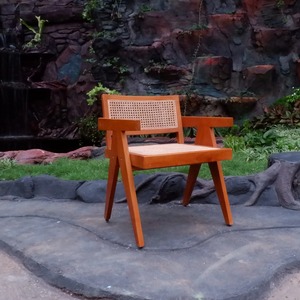 Sillón de comedor Robin de mediados de siglo de madera de teca maciza con asiento y respaldo tejidos de ratán natural para uso interior y exterior - Product Image 6