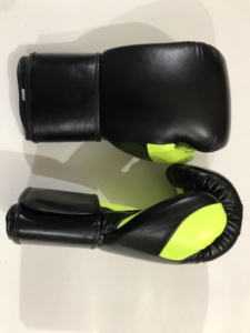 MOVATEXTILES Gants de boxe professionnels en cuir de vachette avec logo personnalisé OEM Gants de haute qualité en PU 8oz disponibles en différentes tailles - Product Image 4