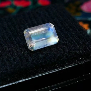 Piedra preciosa suelta de piedra lunar arcoíris natural, corte esmeralda, con brillo de fuego azul, hecha a mano, para la creación de joyería de lujo. - Product Image 1