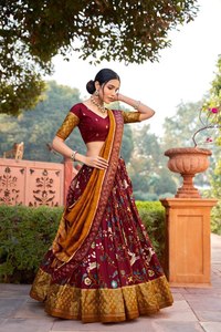 Costume indien pakistanais en soie pour femmes avec miroirs en feuille d'or Lehnga Festival Wear in Bright Colors Fancy Model Number - Product Image 3