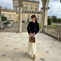 Ensemble de robe élégante pour femmes en deux pièces, veste noire à boutons, jupe midi plissée blanche, tenue décontractée pour les vacances