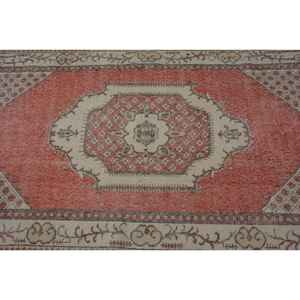 Alfombra Turca Vintage de 3.6x7 pies, Alfombra Roja y Blanca con Diseño de Plantas y Árboles - Product Image 5