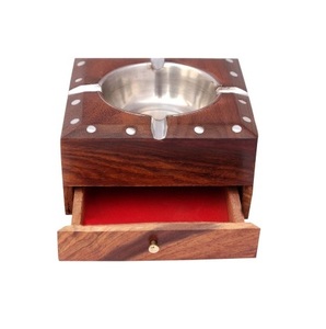 Cenicero náutico antiguo de madera y latón con artesanía elegante, perfecto para decoración de interiores de barcos y barcos clásicos - Product Image 1