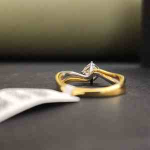 Anillo de Compromiso de Plata de Ley 925 con Moissanita de Corte Cojín Único, Bicolor, Moderno, Certificado IGI, Engaste de Garras, Ideal para Regalo - Product Image 4