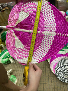 Ventilateurs de feuilles de palmier colorés faits à la main pour le refroidissement d'été et l'utilisation décorative écologique et réutilisable - Product Image 3