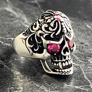 Anillo Gótico de Calavera Hecho a Mano para Hombre, Estilo Punk Bohemio Motero, Diseño Oxidado con Incrustaciones, Regalo Especial para Motociclistas y Amantes de la Guitarra - Product Image 1