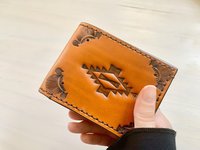 Dompet Lipat Dua Kulit Sapi Asli Gaya Crazy Horse dengan Simbol Khas Kanvas, Motif Suku Barat Daya, dan Bulu Berkerut
