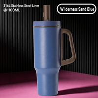 En stock – Gobelet isotherme en acier inoxydable 316 de 1100 ml avec poignée et couvercle à paille – Grande capacité – Tasse de voyage pour l'extérieur
