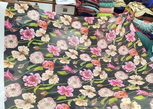 Estampado digital en georgette con trabajo de diamantes. Eleva tu colección de moda con nuestra tela de georgette premium, que ofrece colores vibrantes. - Product Image 4