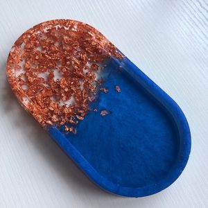 GIVE MEILLEUR PLATEAU EN RÉSINE MODERNE FAIT À LA MAIN Plateau élégant arrondi jetable et écologique pour le service et le style de la maison - Product Image 1