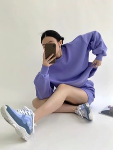 Conjunto Deportivo Informal de Algodón Transpirable con Capucha para Mujer, Sudadera Personalizada con Hombros Caídos y Pantalones Cortos de Dos Piezas al por Mayor - Product Image 5