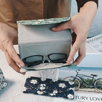 Étui à lunettes de soleil pliable en cuir PU imprimé floral personnalisé, étui à lunettes portable pliable en forme de triangle avec fermeture magnétique