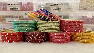 Ensemble de bracelets rajwadi modernes pour femmes, bracelets en métal cloutés avec pierre, disponibles en différentes couleurs pour toutes les occasions. - Product Image 6