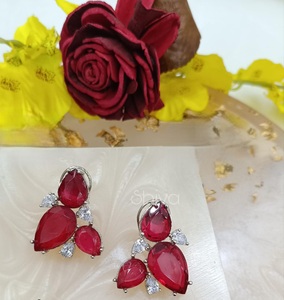 ต่างหูดีไซน์เนอร์ประดับเพชร CZ คุณภาพสูง ดีไซน์สวยงาม ชุบเงิน สำหรับงานแต่งงานและงานปาร์ตี้ สำหรับผู้หญิงและเด็กผู้หญิง - Product Image 2