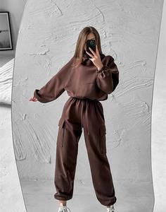 Haut court en coton polaire baggy personnalisé pour femmes sweats à capuche pour femmes ensemble pantalon de survêtement et sweat à capuche cargo deux pièces surdimensionné personnalisé pour femmes - Product Image 1